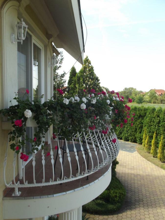 Villa Rosa Hajdúszoboszló Buitenkant foto
